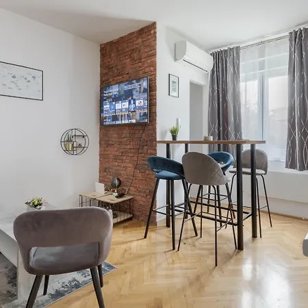 With Private Parking Apartment *