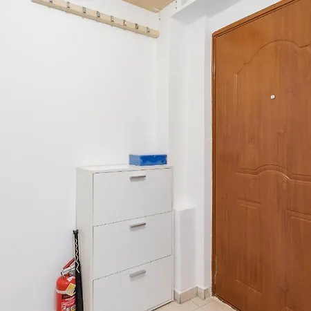 Apartment With Private Parking *