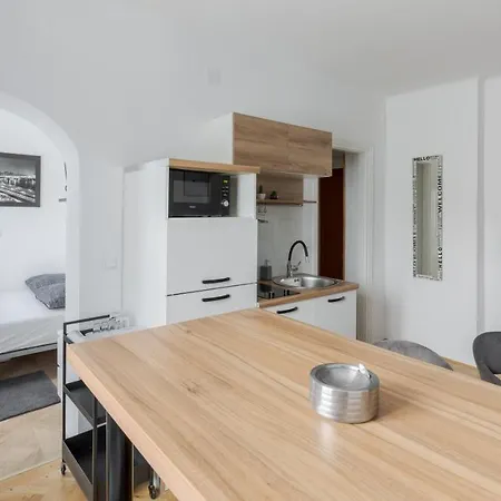 Apartment With Private Parking *