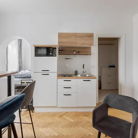 Apartment With Private Parking *